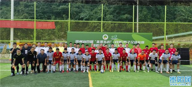 电影《第一炉香》讲述了上海女学生葛薇龙（马思纯 饰）到香港求学时，被梁太太（俞飞鸿 饰）利用，当作诱饵展开欲擒故纵社交游戏的故事，此间葛薇龙无可自拔地爱上花花公子乔琪乔（彭于晏 饰），以身谋爱，坠入一个掺杂着算计与企图的爱情漩涡中